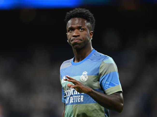 Vinícius saluda durante el partido frente al Alavés en el Bernabéu