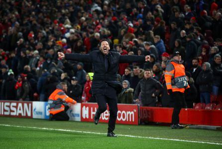 Simeone celebrando un gol del Atlético de Madrid en Anfield