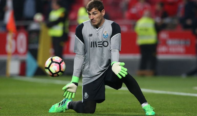 Casillas detiene un balón durante un partido del Oporto esta temporada