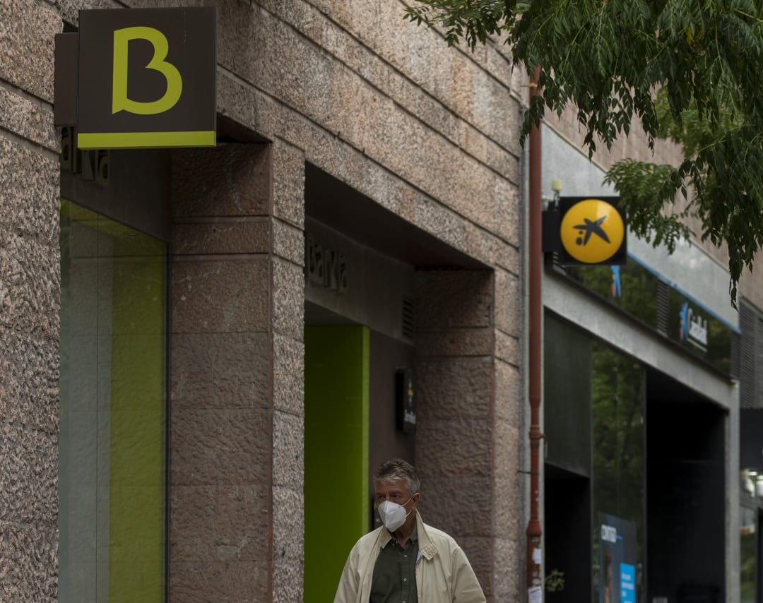 Una oficina de Bankia junto a otra de CaixaBank