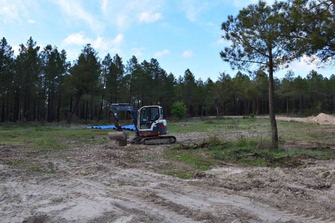 Las máquinas ya están trabajando en la construcción de la red de abastecimiento que llevará el agua potable a Lastras de Cuéllar