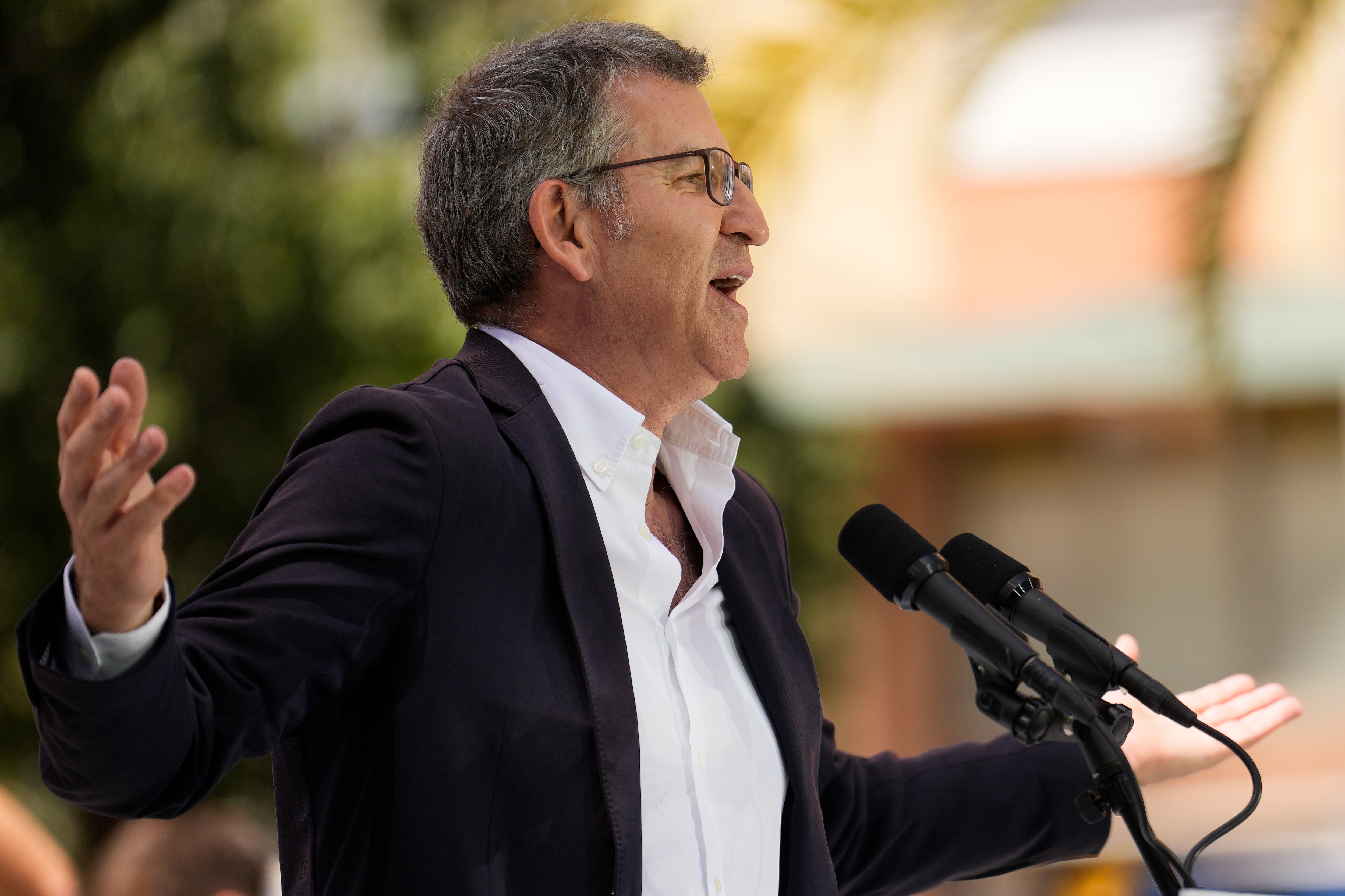 El presidente del PP, Alberto Núñez Feijóo interviene en un mitin-butifarrada en apoyo al candidato a la presidencia de la Generalitat Alejandro Fernández, este sábado en Badalona