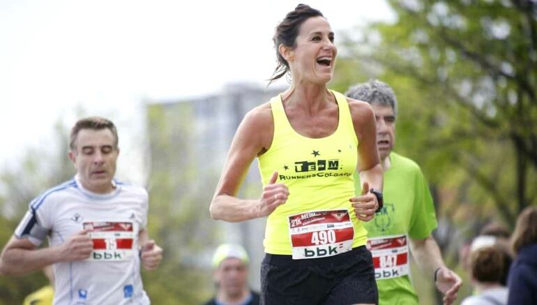 Imagen de la periodista Begoña Beristain en el transcurso de una carrera. 