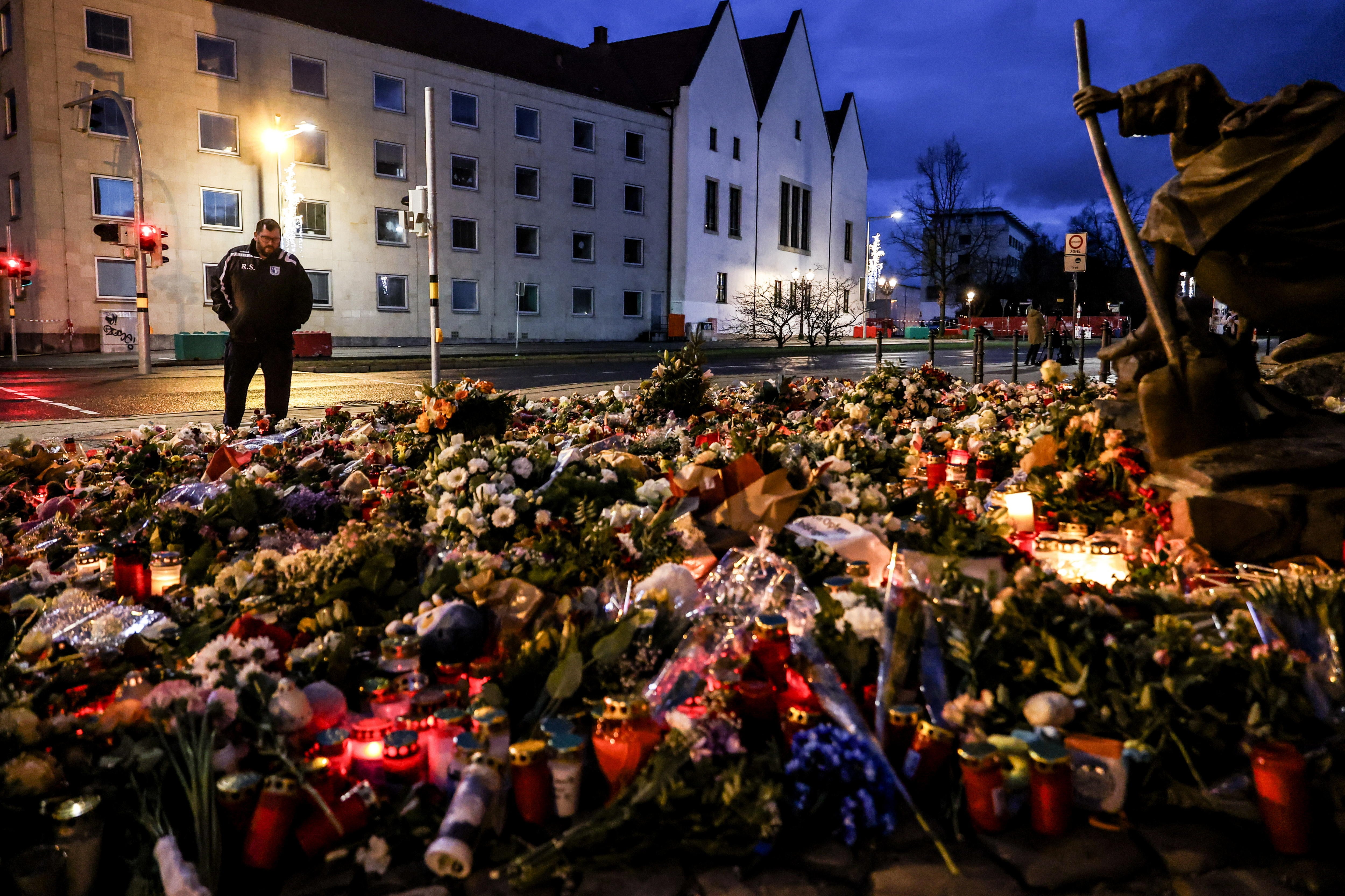 Velas de recuerdo en Alemania por los fallecidos en el atentado del mercado navideño de Magdeburgo