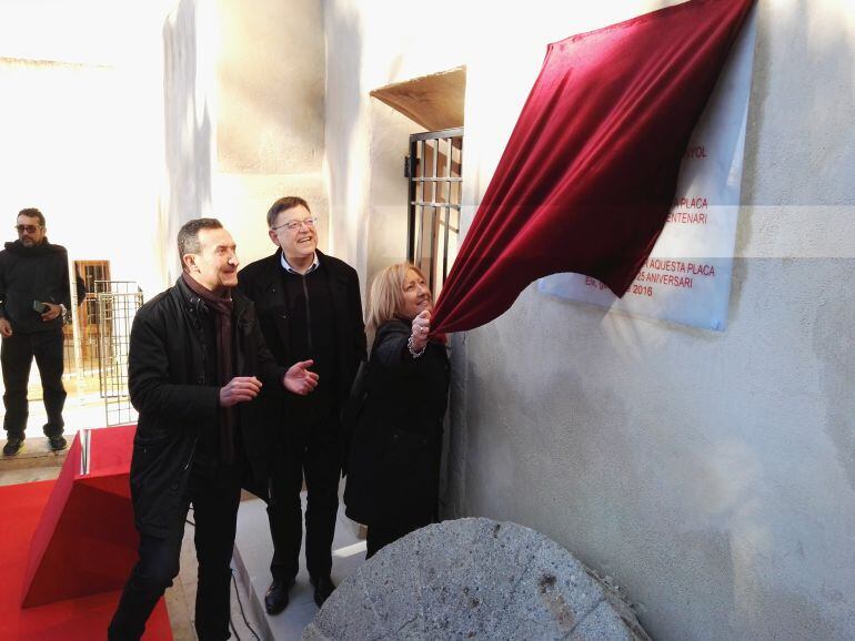 Carlos González, Ximo Puig y Mª Teresa Sempere en la inauguración de la placa de la primera sede del PSOE