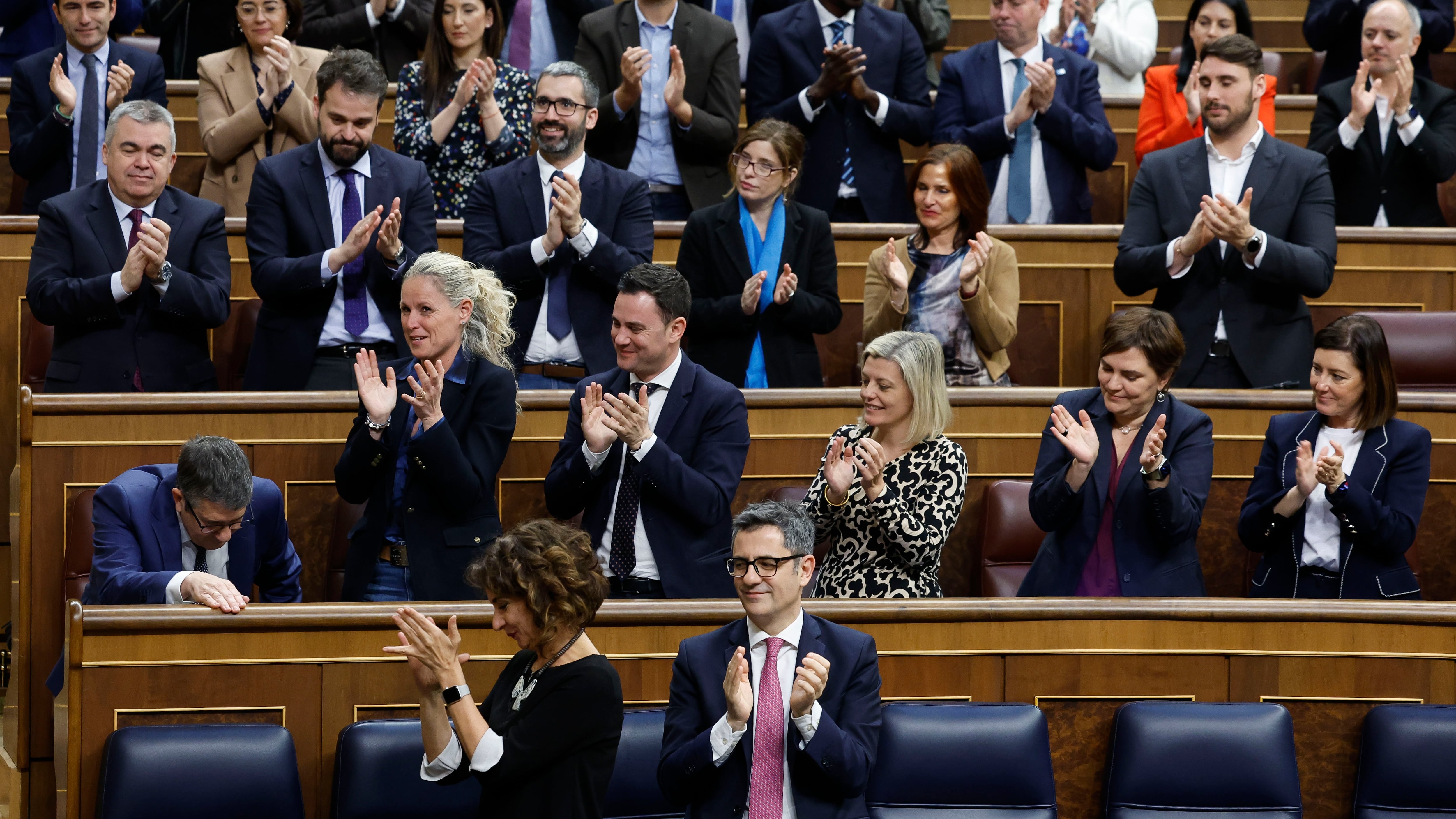 MADRID, 14/03/2024.- La bancada socialista aplaude la intervención de su portavoz, Patxi López (no aparece), durante el debate de la Ley Orgánica de amnistía para la normalización institucional, política y social en Cataluña, durante al pleno del Congreso este jueves. EFE/ Zipi
