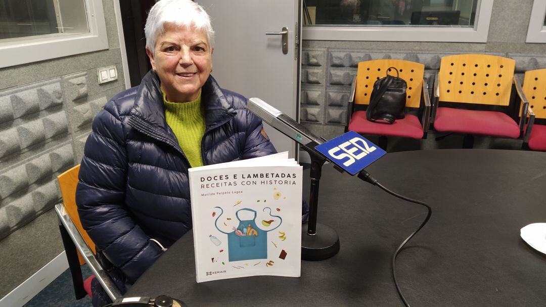 Matilde Felpeto con su libro Doces e Lambetadas