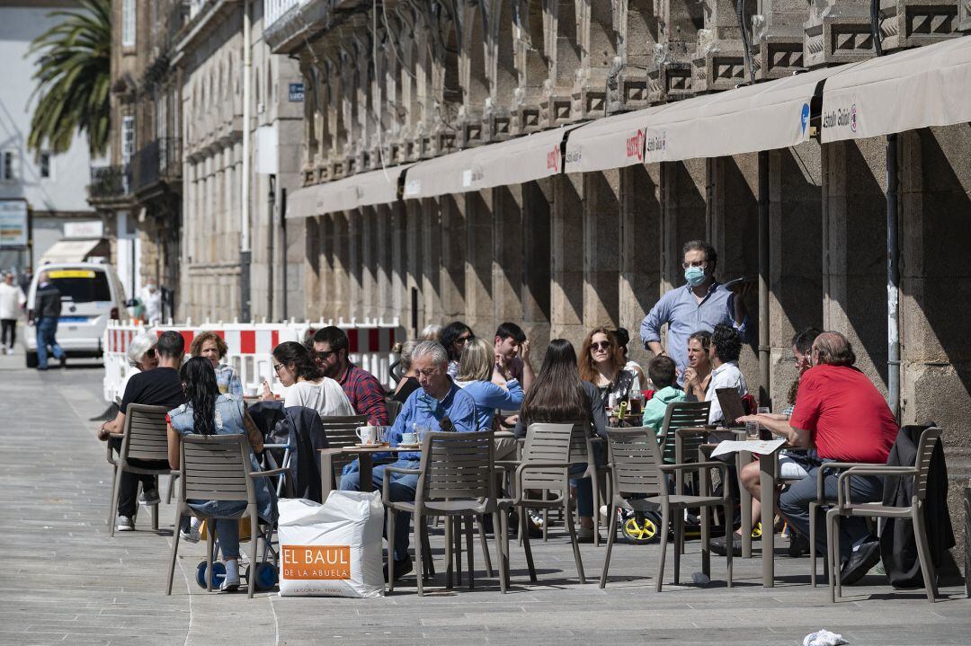 Clientes en una terraza de la capital de A Coruña, el día que en el que la provincia pasa junto al resto de las que componen Galicia