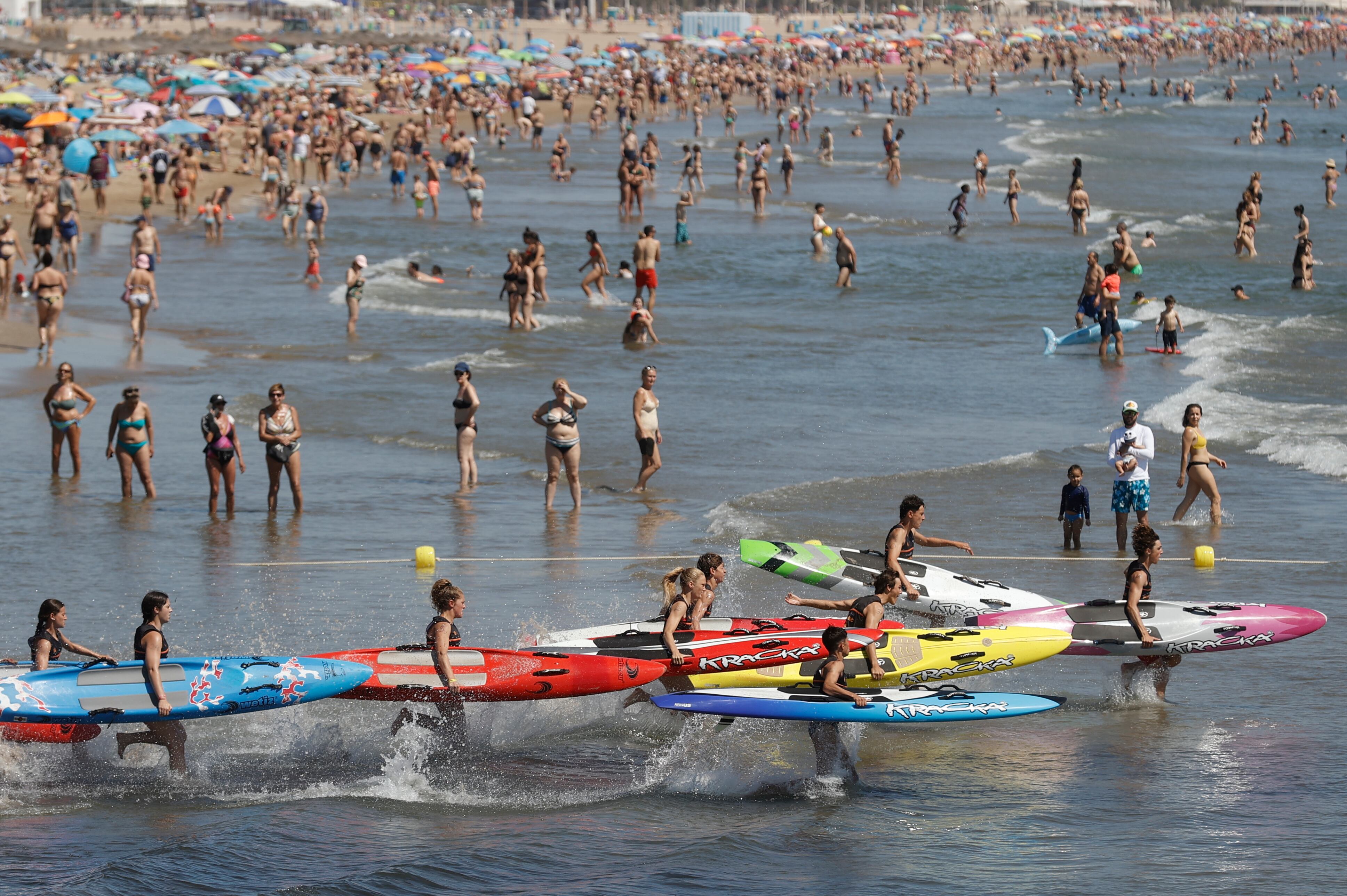Bañistas aprovechan las altas temperaturas para pasar el día en la playa, este sábado en Valencia.