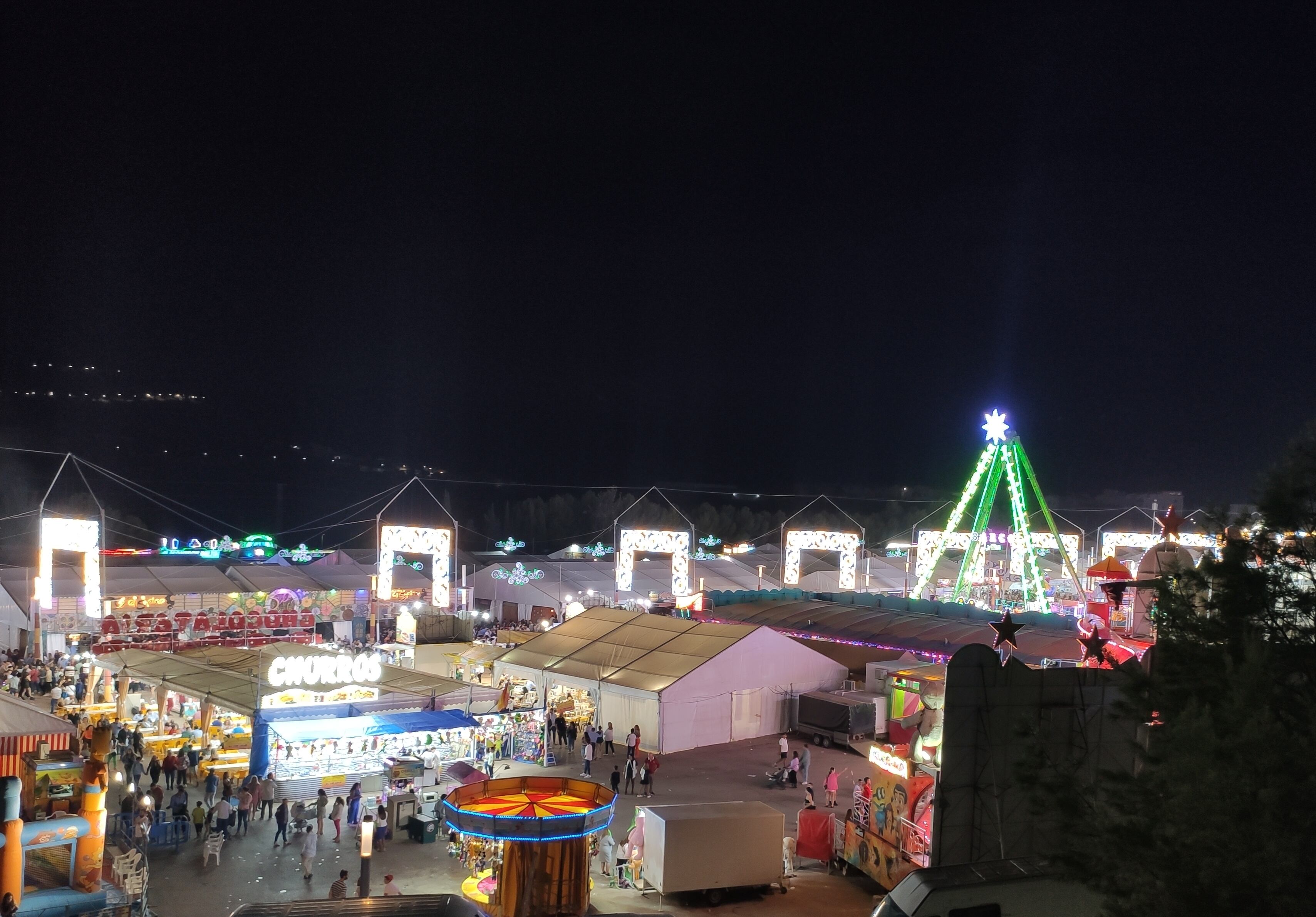 Una visión nocturna del recinto ferial durante la celebración de la Feria de San Lucas de Jaén