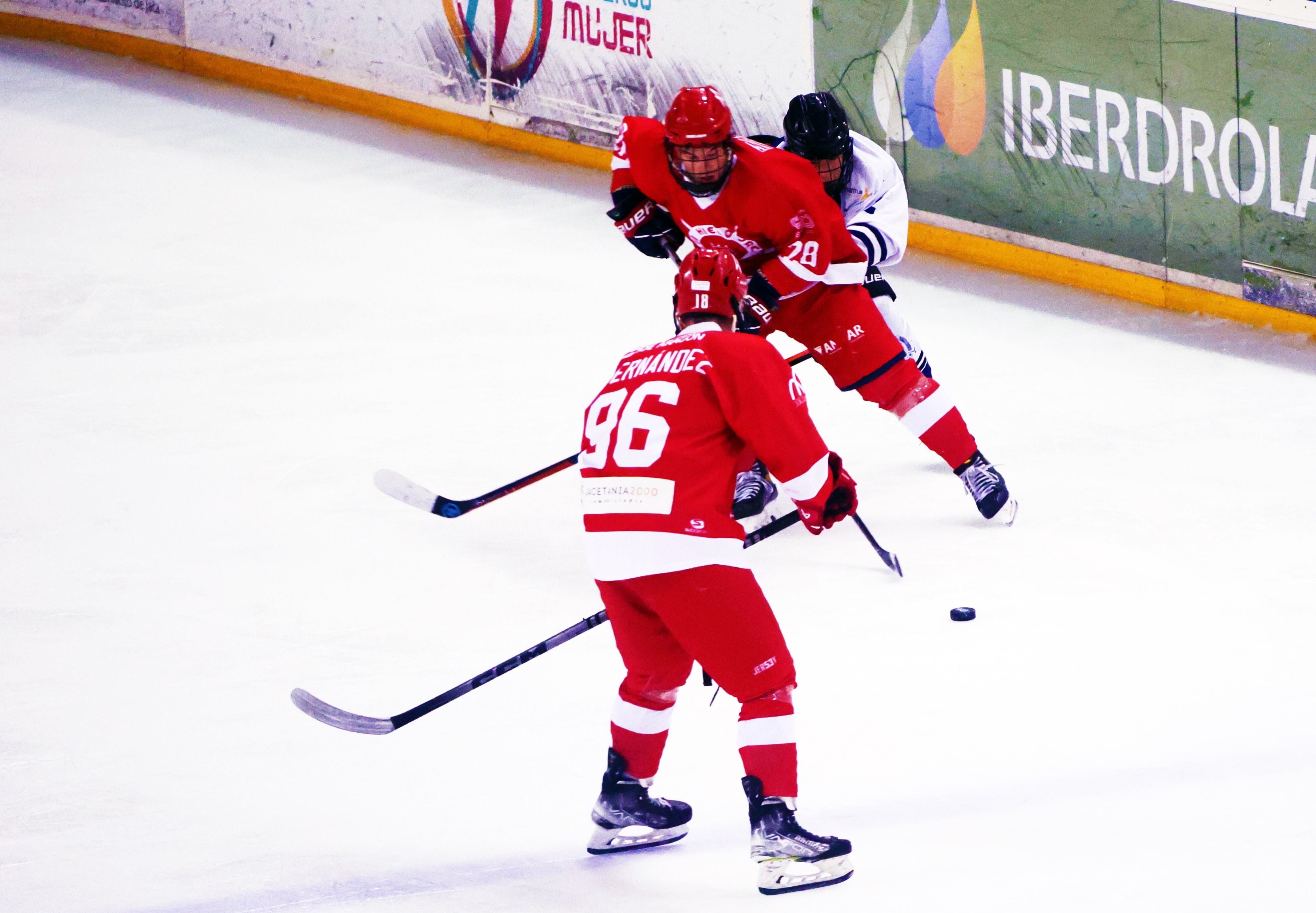 Momento del partido entre el Club Hielo Jaca y el CH Huarte
