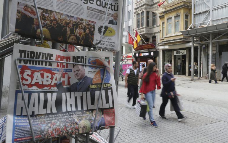 Periódicos turcos expuestos en un kiosko con el titular &quot;Revolución pública&quot; en Estambul (Turquía).