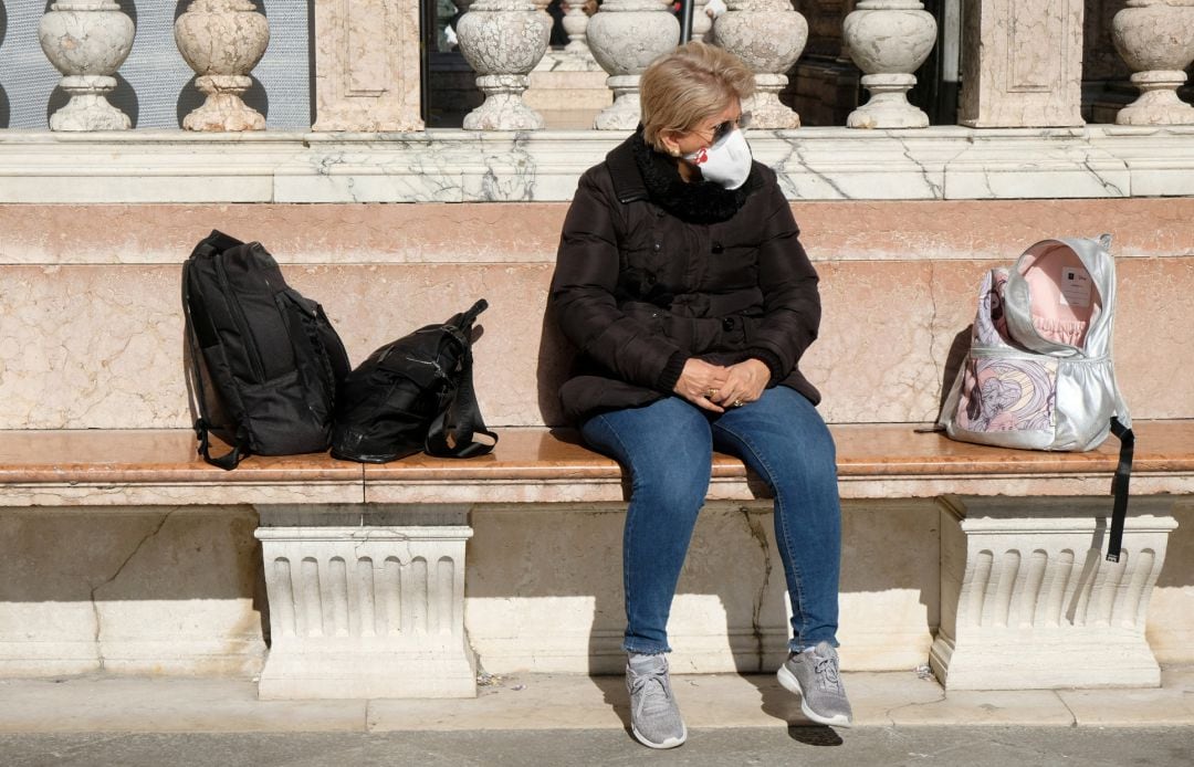 Una turista con mascarilla en Venecia