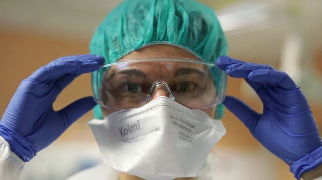 Imagen de archivo de un profesional con un EPI