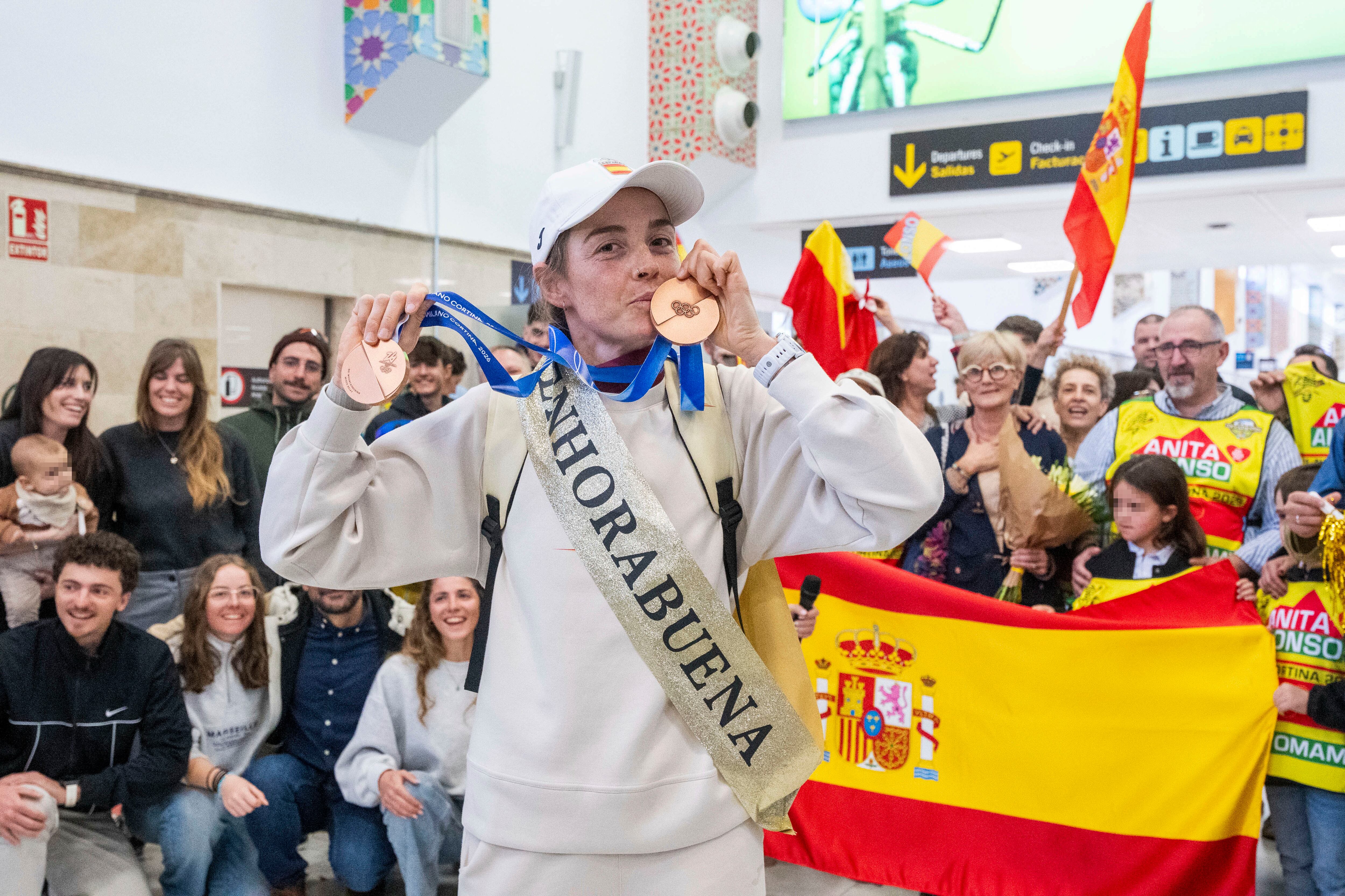 Ana Alonso, recibida a lo grande a su regreso a Granada como doble medallista olímpica