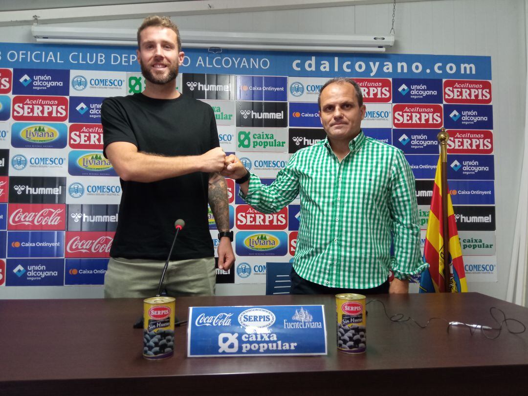 Raúl González con Josele González en la renovación del jugador