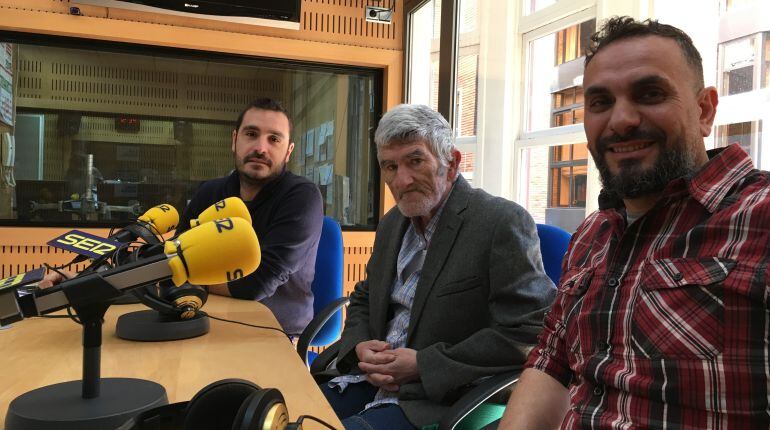 José David Martínez, de la Fundación RAIS, y Rafael Fernández, coordinador de &#039;Espacio Salud&#039;, acompañan a Pedro Torrente, usuario de dicho programa