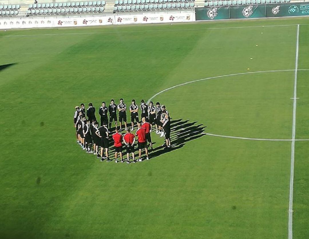 La plantilla rojiblanca, recibiendo las últimas instrucciones antes del partido en La Nueva Balastera