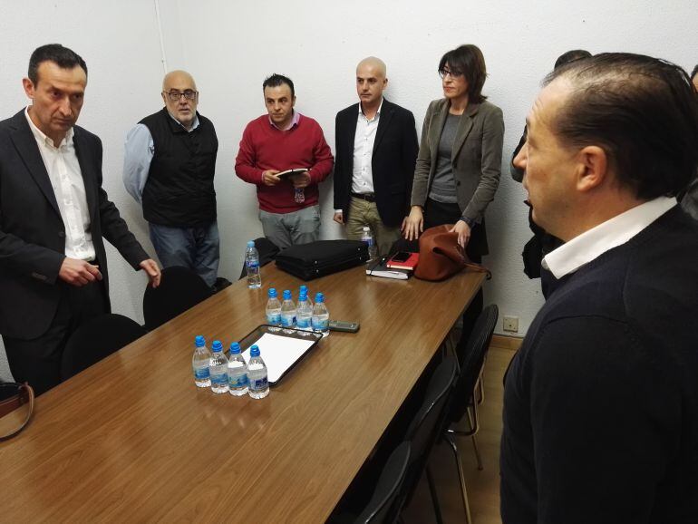 Momentos antes de comenzar la reunión en la que se ha cerrado el pacto