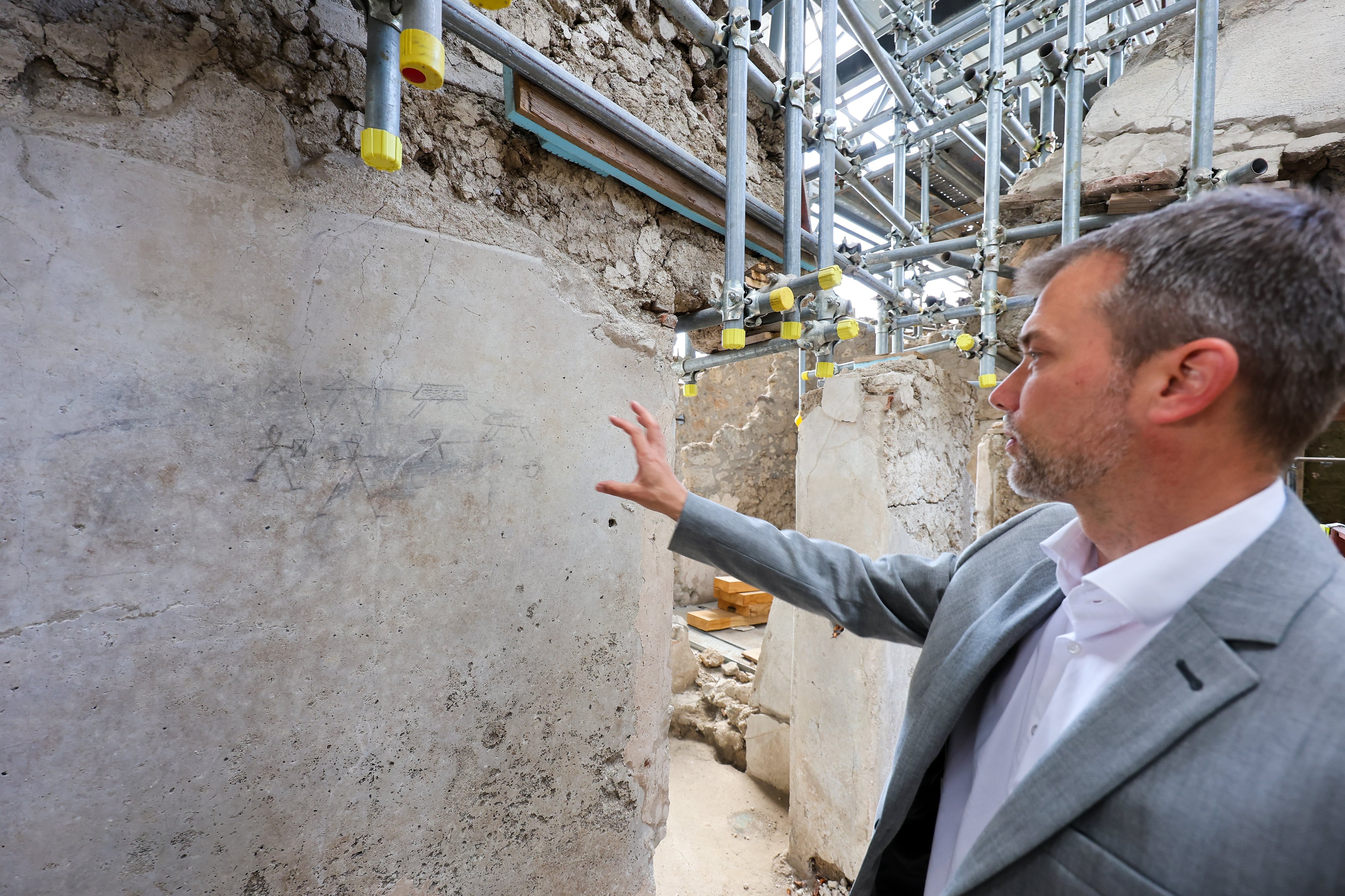 El director de la excavación, Gabriel Zuchtriegel, muestra uno de los dibujos de los niños