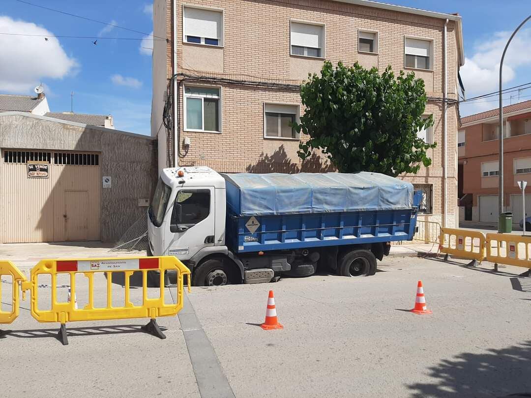 camión atrapado por el hundimiento