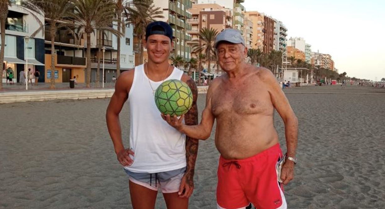 Darwin Núñez con Diego Fernández.