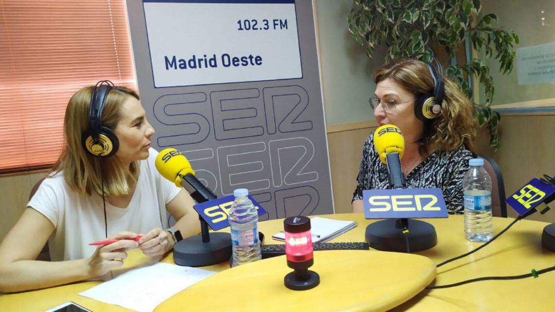 Foto de archivo de la alcaldesa de Alcorcón y la periodista Ana Iriarte en los estudios de SER Madrid Oeste