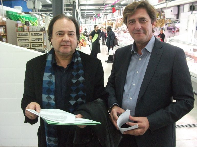 El abogado Martínez Camacho (izquierda) ha dado cuenta de la resolución del juzgado