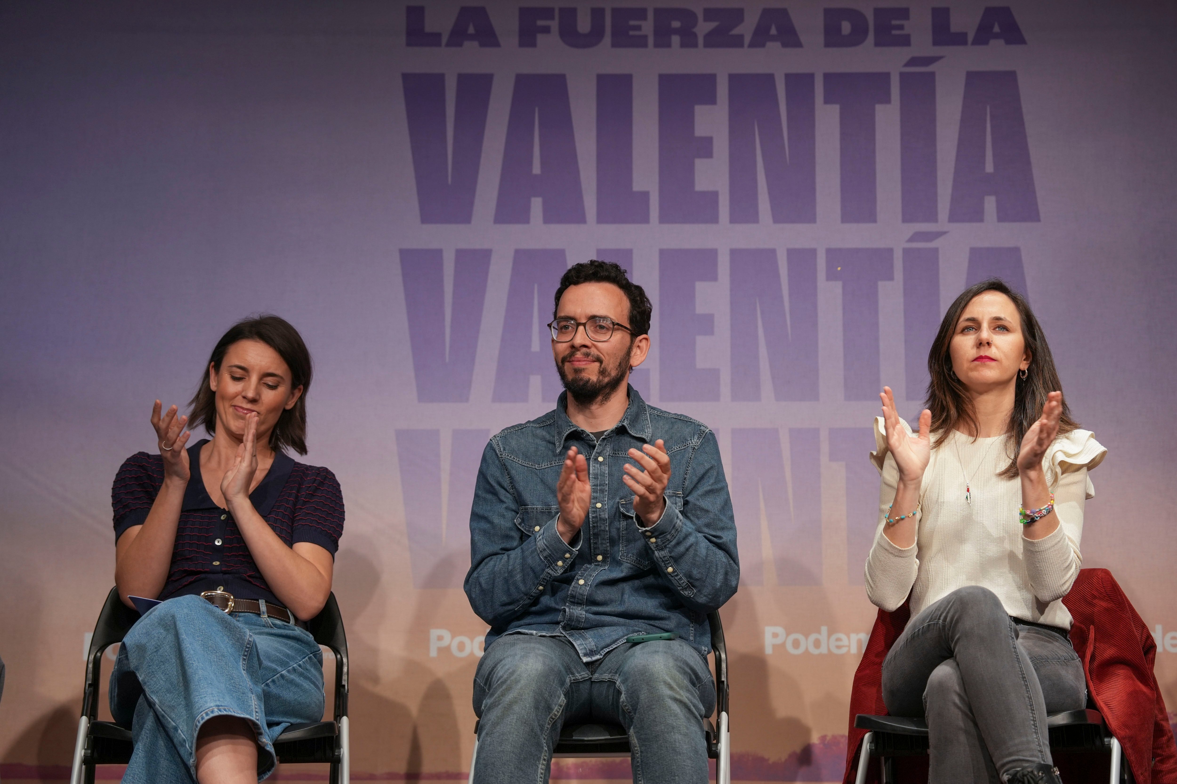 Ione Belarra, secretaria general y diputada de Podemos, Irene Montero, secretaria política de Podemos y eurodiputada; Pablo Fernández, secretario de organización y portavoz de Podemos; y Miguel Ángel Llamas, candidato de Podemos-Alianza Verde a la Presidencia de la Junta de Castilla y León, participan en el acto de fin campaña electoral en Valladolid este viernes.