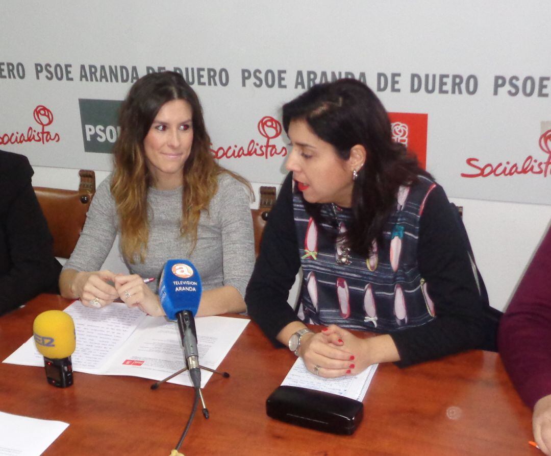 Laura Jorge (izq), con la portavoz del grupo municipal socialista, Mar Alcalde