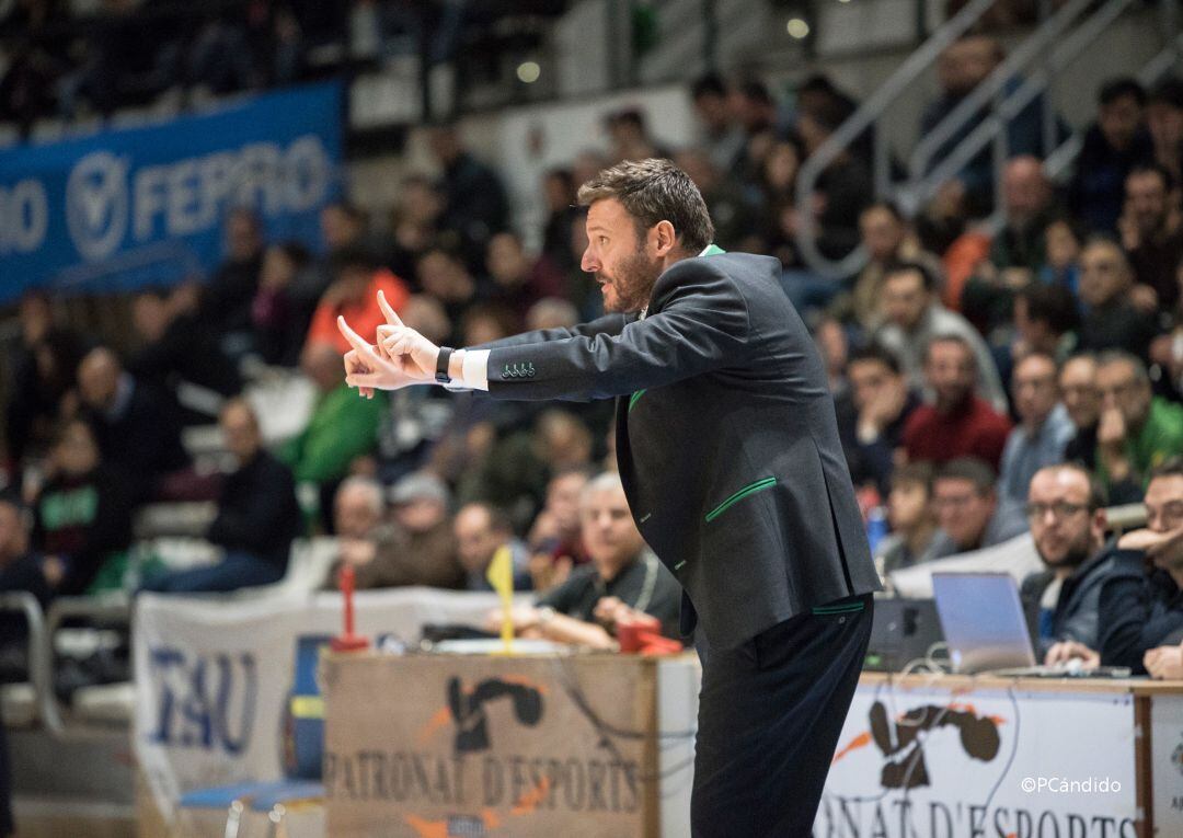 El técnico del TAU Castelló, Toni Ten, da instrucciones a sus jugadores durante un partido en el Ciutat de Castelló