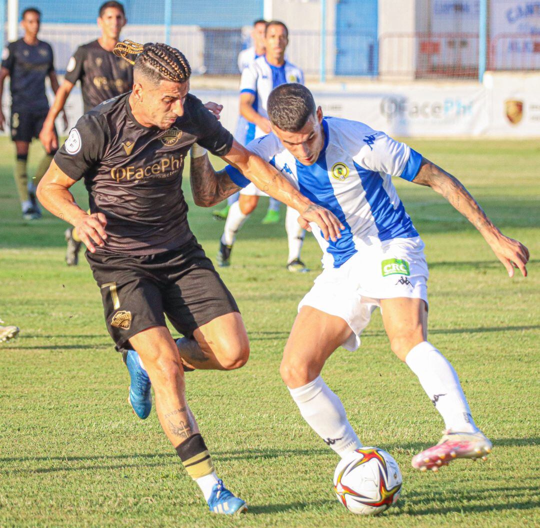 Álex Martínez y Eric Giménez pugnan por un balón en el partido de ida