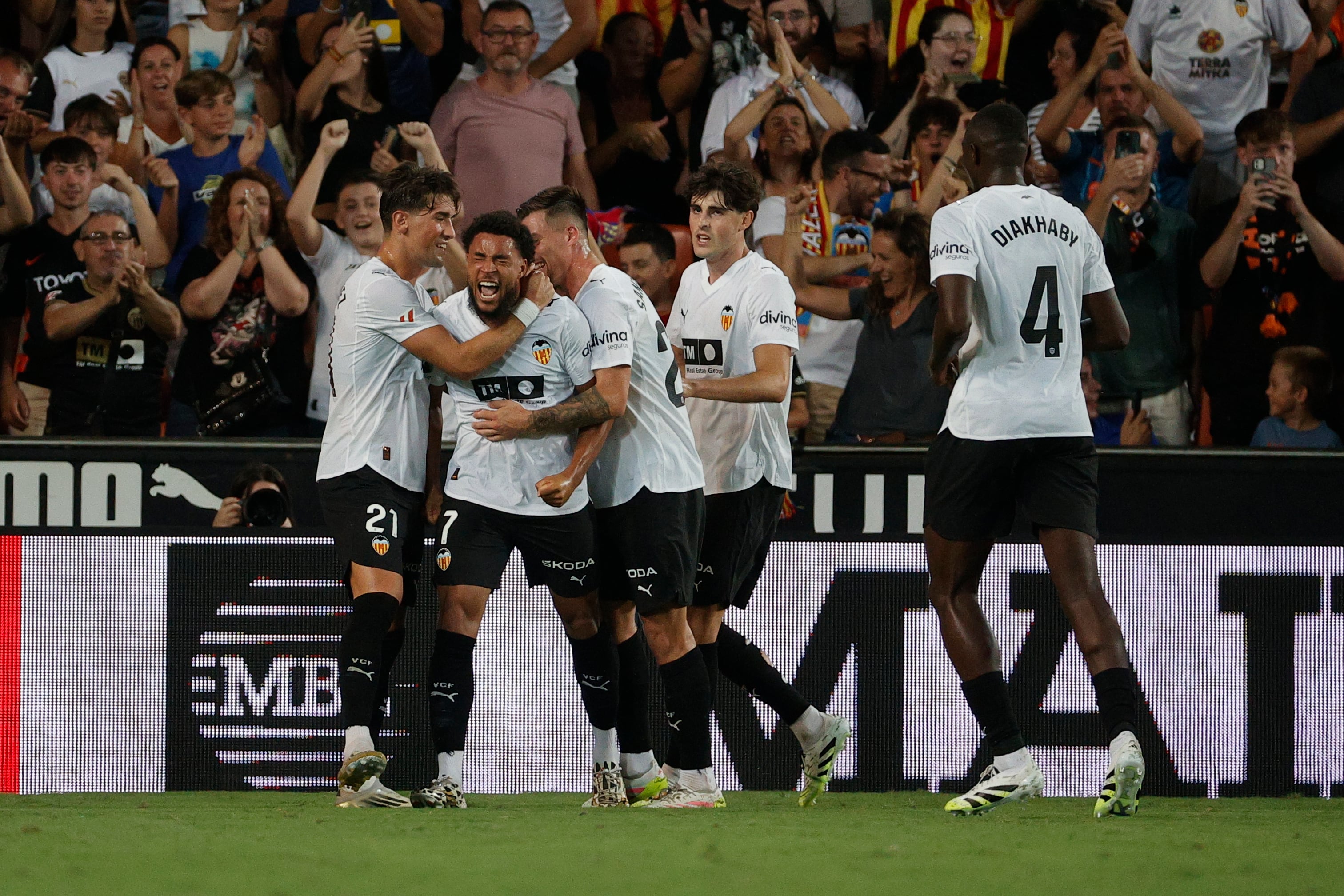 VALENCIA, 29/08/2025.- El centrocampista neerlandés del Valencia CF Arnaut Danjuma (2i) celebra su gol durante el partido de la tercera jornada de LaLiga que Valencia CF y Getafe CF disputan este viernes en el estadio de Mestalla. EFE/Manuel Bruque
