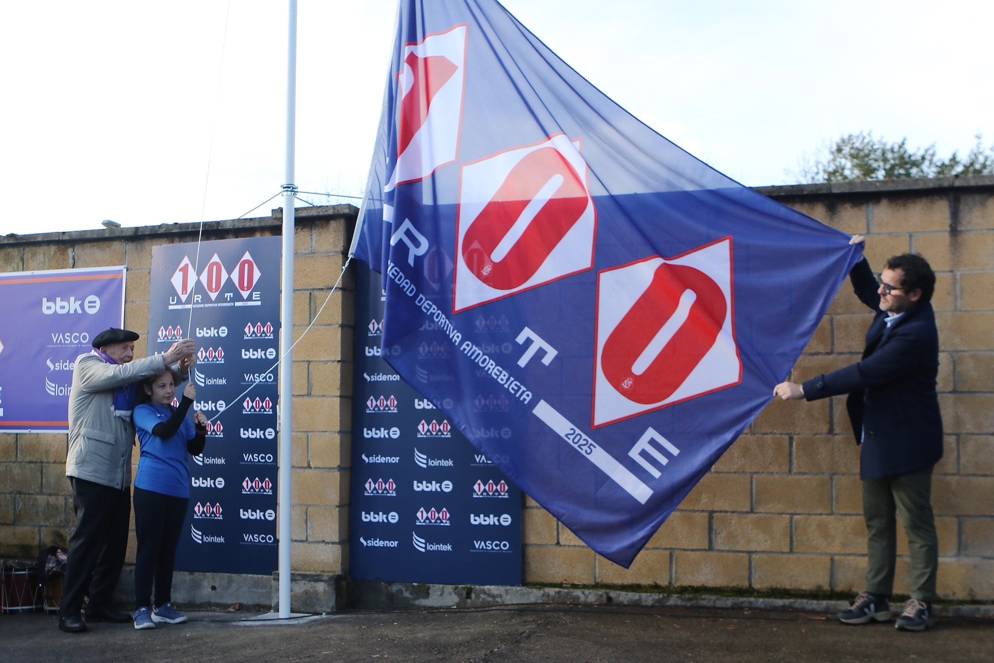 El presidente de la SD Amorebieta, Jon Larrea, izando la bandera del centenario del club bizkaino