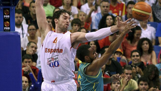 El ala-pívot de de la selección española Pau Gasol disputa el balón con el jugador de la selección de Australia, Patty Mills.