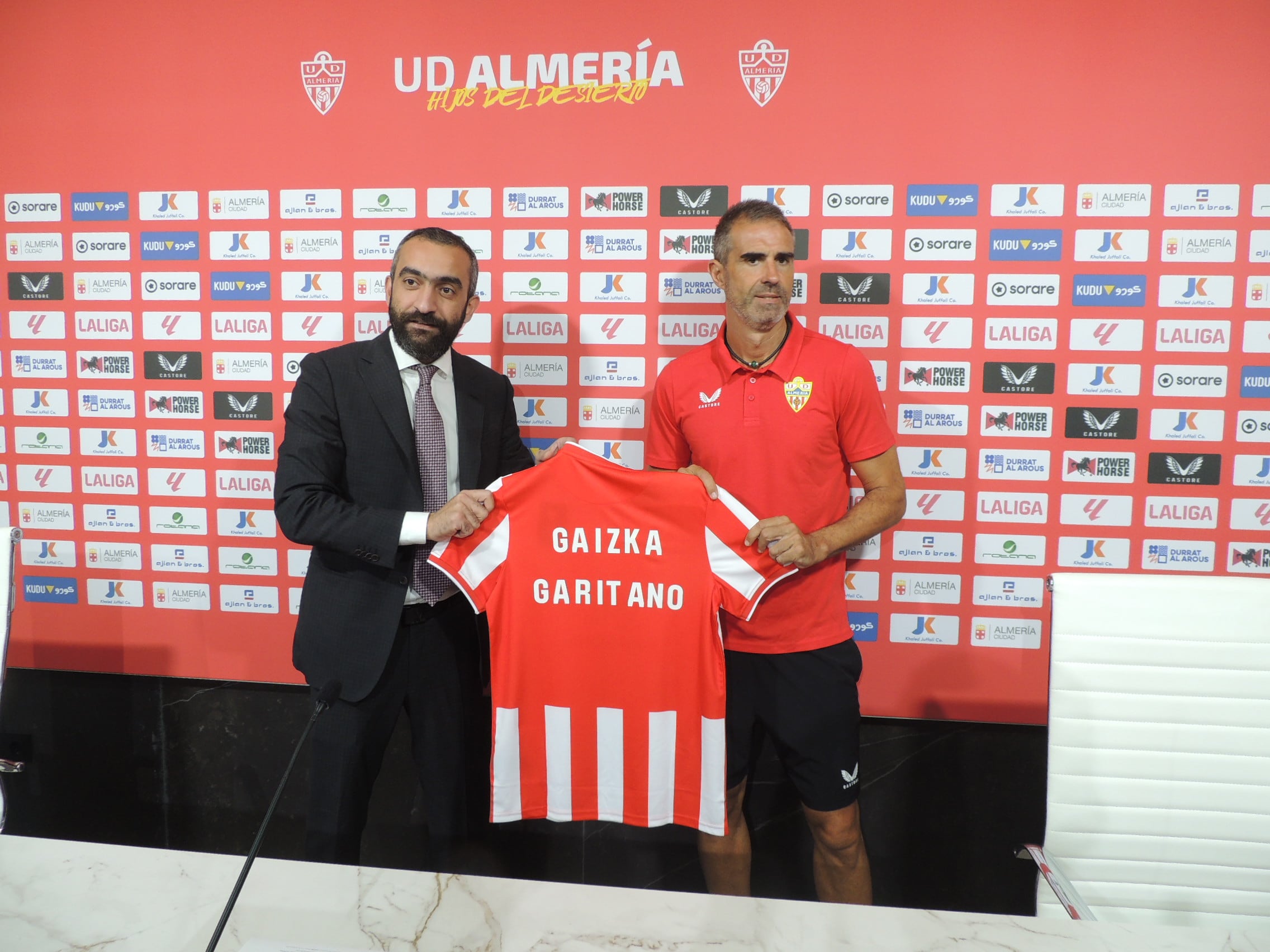 El Almería y Garitano miran hacia otro lado.