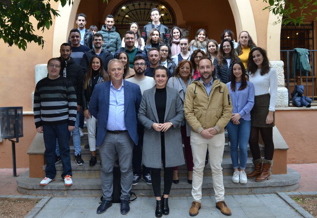 La alcaldesa de La Vall d&#039;Uixó, Tania Baños, el concejal de Empleo, Jorge García y los 27 jóvenes contratados. 