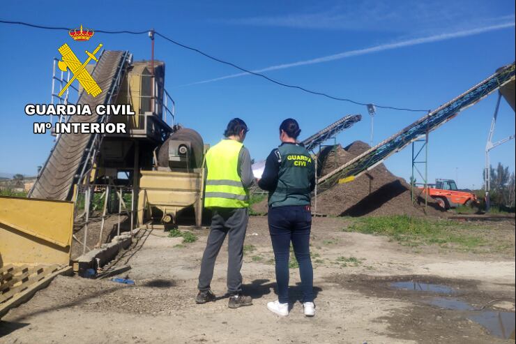 La Guardia Civil investiga a dieciocho personas como presuntos autores de falsificación de documento público.