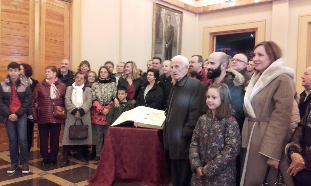 Primeros visitantes del Edificio Pignatelli, en la Sala de Columnas, junto a un ejemplar de la Constitución 