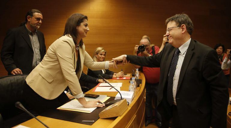 El president de la Generalitat, Ximo Puig, saluda a la presidenta de las Comisión de investigación sobre el accidente de Metrovalencia, Sandra Martín