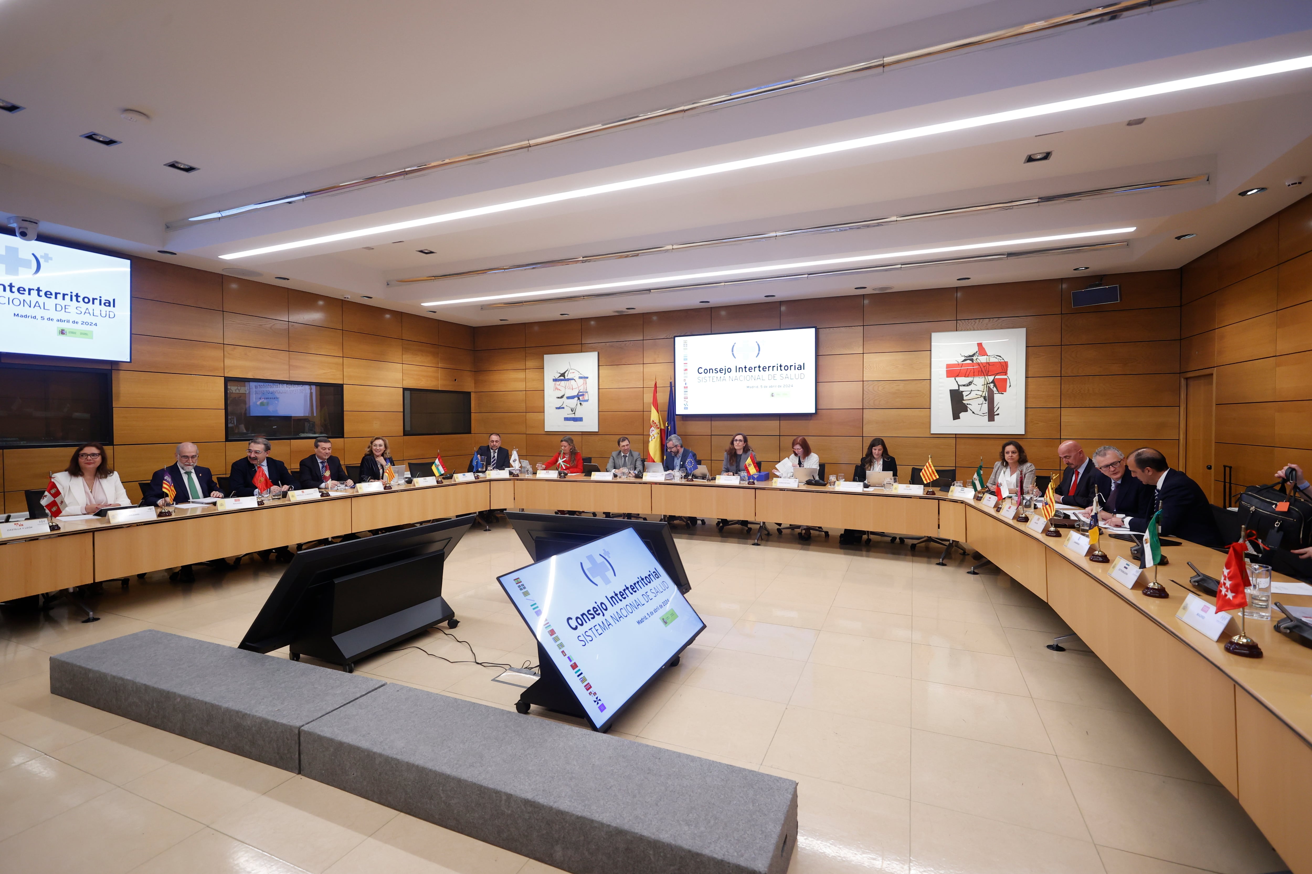 MADRID, 05/04/2024.- La ministra de Sanidad, Mónica García, preside el Consejo Interterritorial del Sistema Nacional de Salud, que reúne a las comunidades autónomas para abordar el Plan Integral de Prevención del Tabaquismo, este viernes en Madrid. EFE/ Javier Lizon
