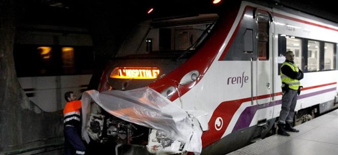 El aspecto del tren de cercanías que esta tarde ha chocado por alcance con un Talgo vacío en la estación del Clot de Barcelona