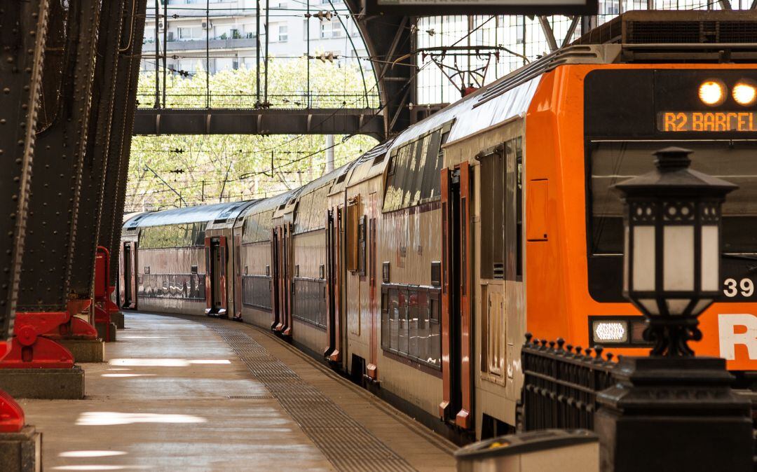 Un ren de Rodalies a l'estació de França de Barcelona