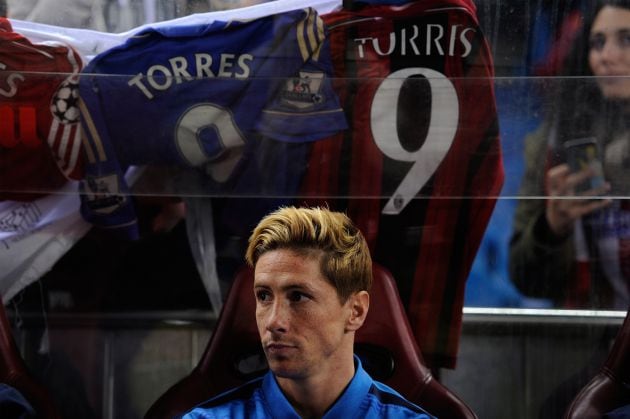 Torres y, de fondo, las camisetas del Chelsea y Milan, que también defendió.