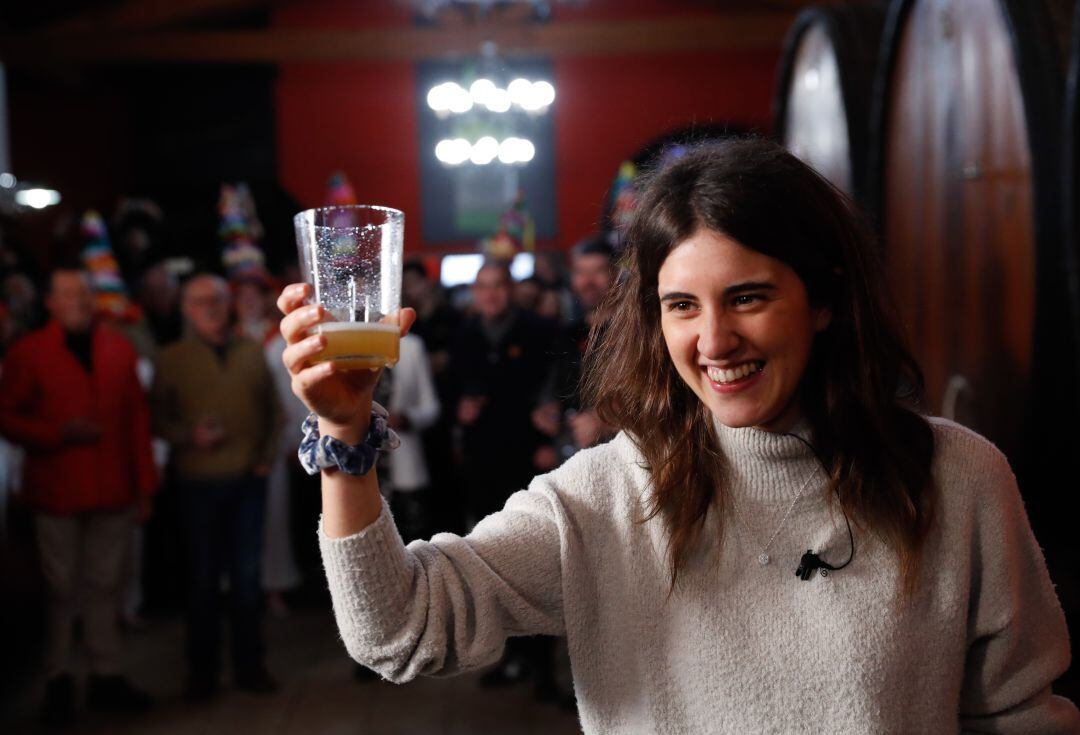 La cantante Izaro ha sido la encargada de probar este miércoles el primer vaso de sidra al txot&quot;, escanciada directamente de la barrica, durante el acto ceremonial que abre en Astigarrraga la temporada de la sidra de Gipuzkoa.