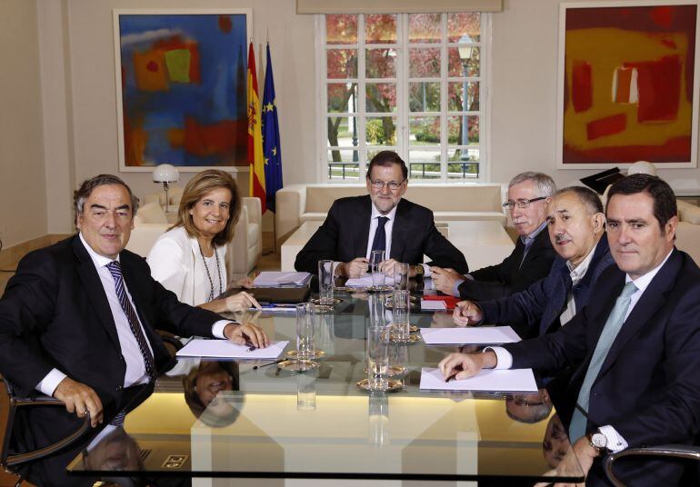  El presidente del Gobierno,Mariano Rajoy, acompañado por la ministra de Empleo, Fátioma Báñez,c-iz, durante la reunión con los secretarios generales de CC.OO, Ignacio Fernández Toxo,iz, de UGT, Pepe Álvarez,. c-d, el presidente de CEPYME, Antonio Garaman