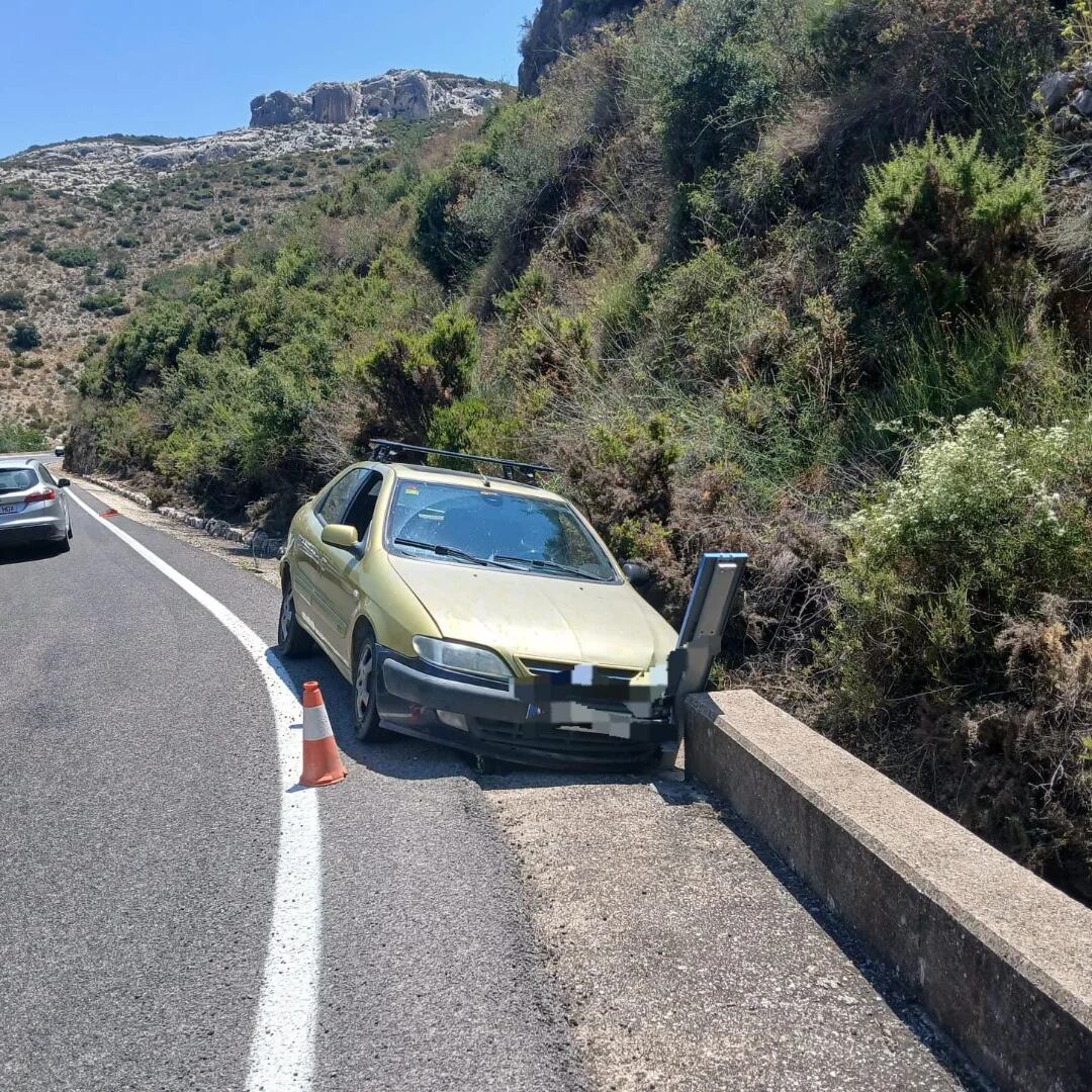 Vehículo accidentado tras salirse de la vía en la CV-81, a la altura del kilómetro 9,5