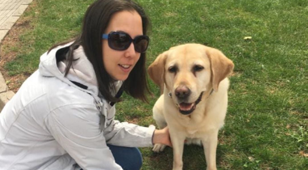 Una imagen de esta joven albaceteña con su perro guía