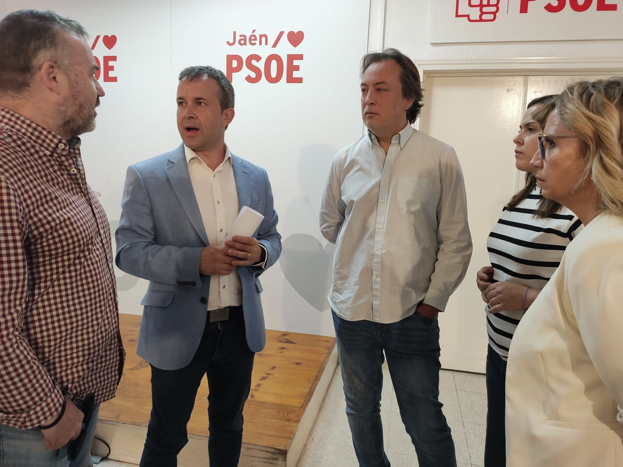 El secretario general del PSOE de la ciudad de Jaén, Julio Millán (segundo por la izquierda), junto a otros miembros socialistas