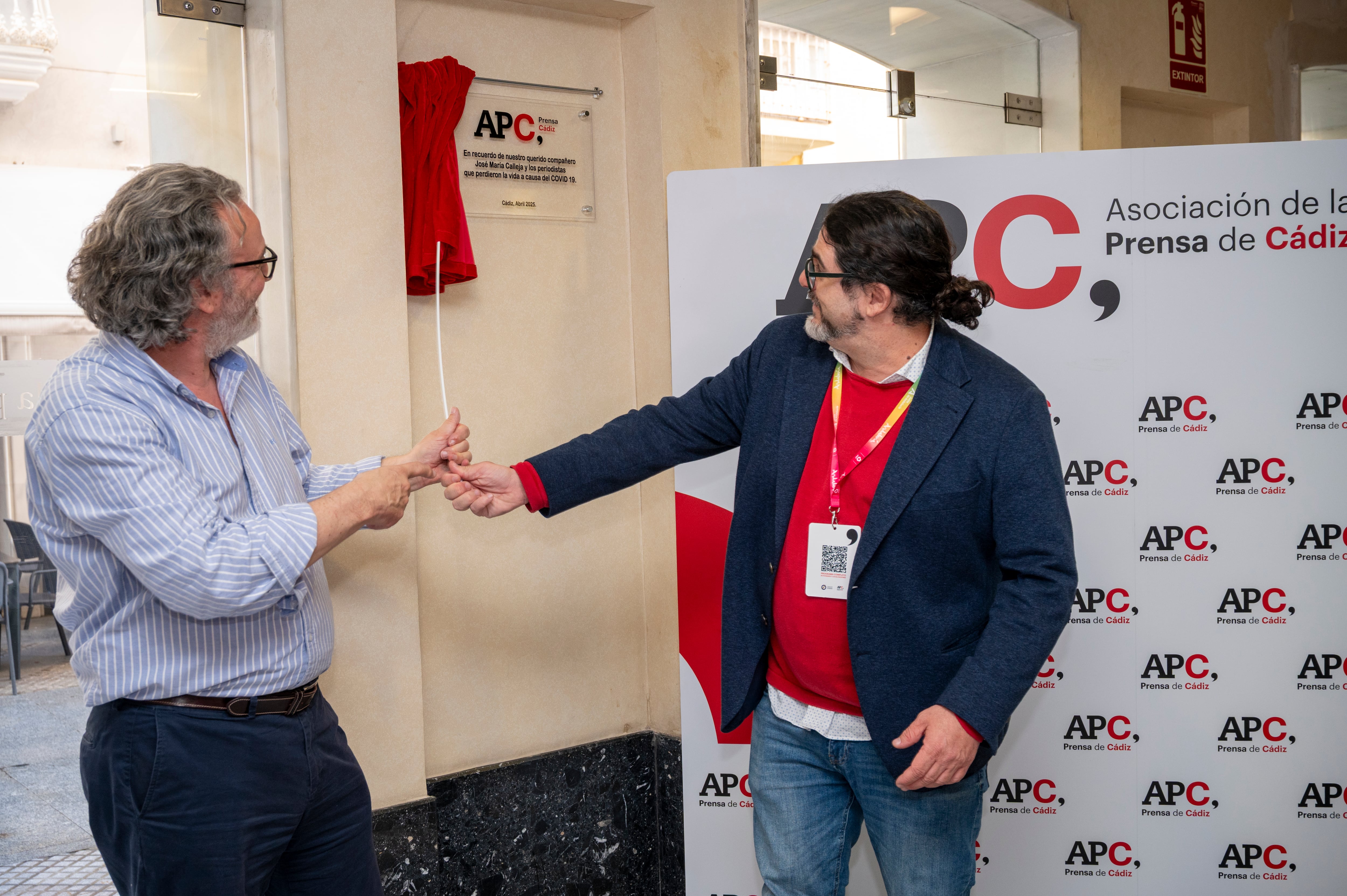 Diego Calvo, a la derecha, y Miguel Ángel Noceda, en el acto de descubrimiento de la placa en recuerdo a José María Calleja